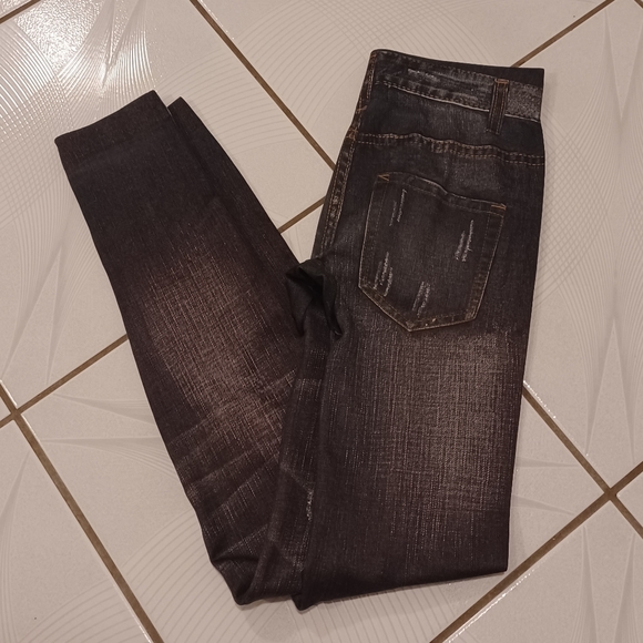 4/$40 Faded-Look Black 3D Leggings - Size XS/Small - Picture 1 of 6